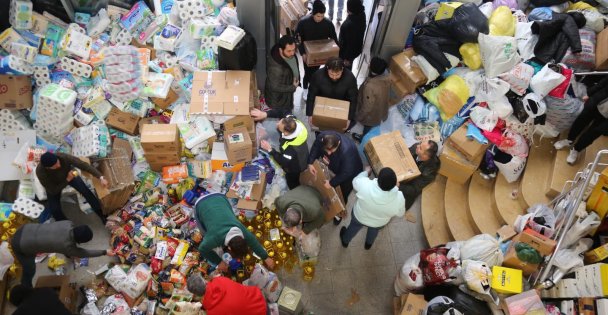 17 Ağustos depreminin en ağır bilançosunu yaşayan Gölcüklüler depremzedelere yardım elini uzattı