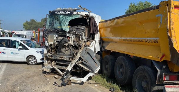 27 kişinin yaralandığı kaza kamerada