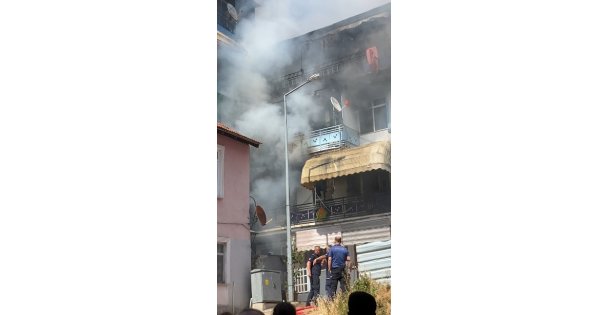 2 binayı saran yangında 3 kişi mahsur kaldı: 7 daire hasar gördü