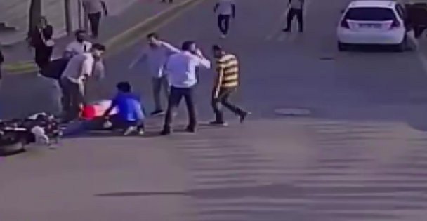 2 kişinin yaralandığı otomobil ile motosiklet kazası kameraya yansıdı