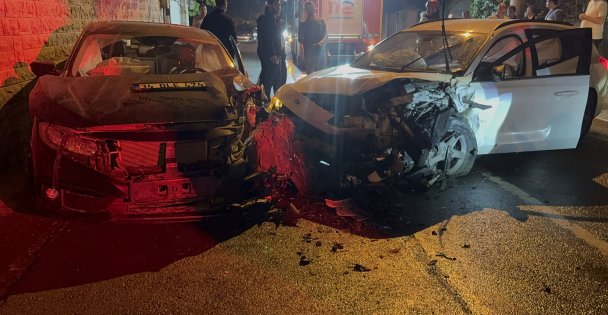 2 otomobil kafa kafaya çarpıştı: 6 yaralı
