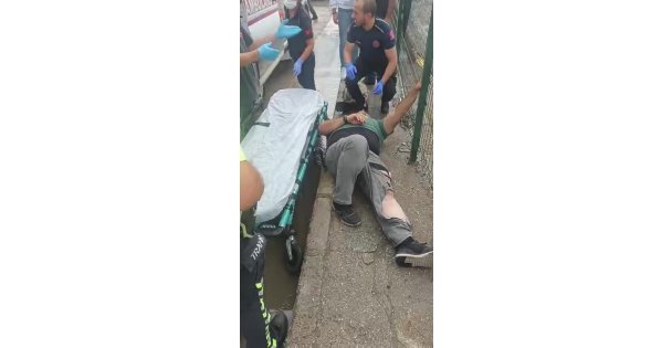 2 otomobil kazaya karıştı: Yaya ve sürücü yaralandı