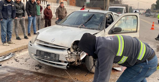 2 otomobilin karıştığı kazada 3 kişi yaralandı