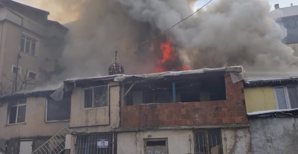 3 ailenin yaşadığı gecekondu alevlere teslim oldu: 2'si çocuk 5 kişi dumandan etkilendi