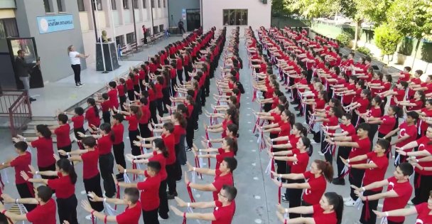 480 öğrenciden Cumhuriyet'in 101. yılına özel koreografi