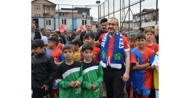 60 Eşofman, 60 Forma, 8 Futbol Topunu Vali Kendi Elleriyle Dağıttı