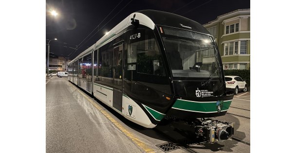 9. tramvay raylara indi, son araç yolda