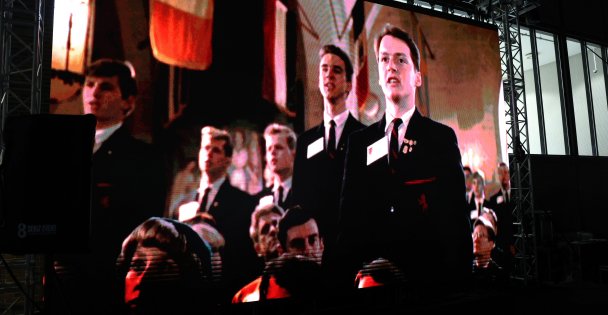 Açık havada 'Ölü Ozanlar Derneği” ilgiyle izlendi