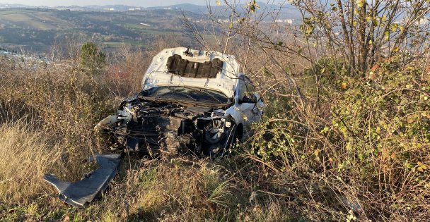 Ağaca çarparak 10 metre sürüklenen otomobil çalılık alana savruldu, bir kişi yaralandı