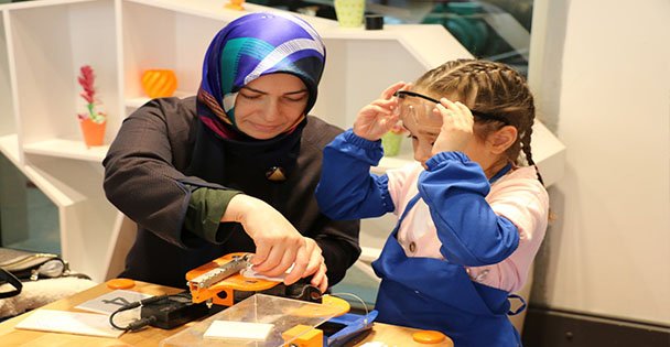 Aileleriyle birlikte kendi oyuncaklarını yaptılar