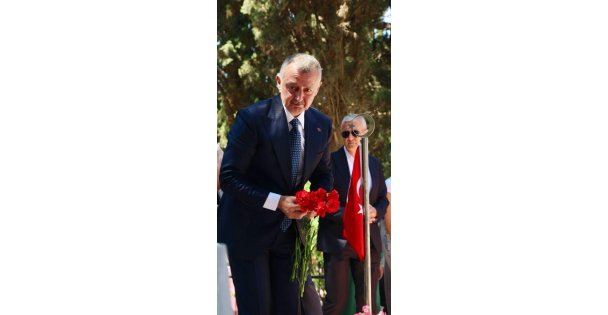 Aktaş ve Büyükakın, dua okudu, karanfil bıraktı