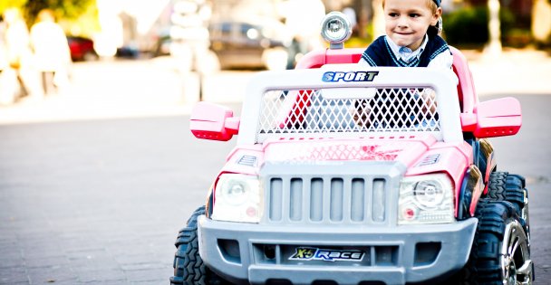 Akülü Araba Kullanmanın Çocuk Gelişimine Faydaları