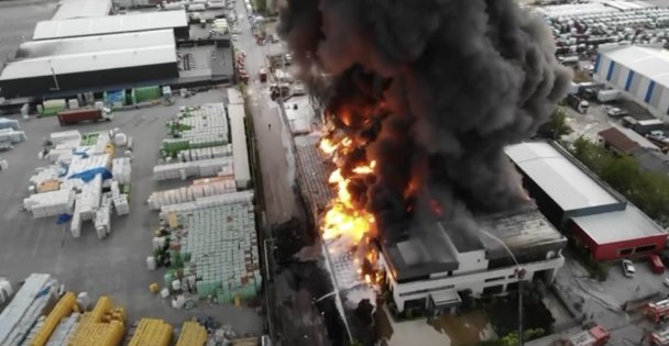 Alev alev yanan lojistik deposu havadan görüntülendi