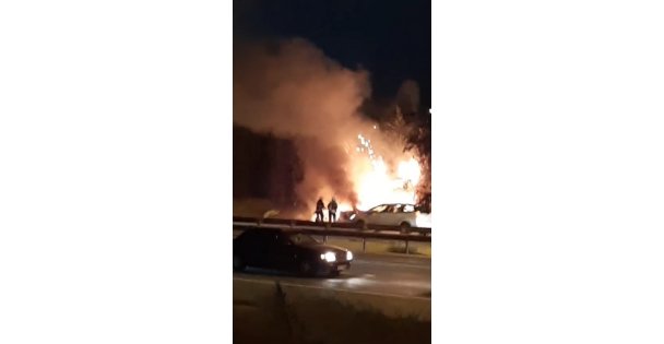 Alev alev yanan otomobil kullanılamaz hale geldi