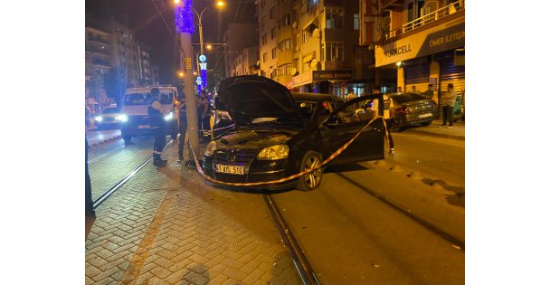 Alkollü sürücü tramvay yoluna daldı: 2 yaralı