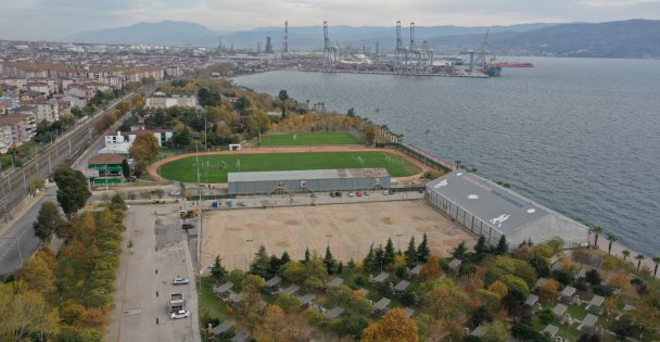 Alparslan Türkeş Spor Kompleksi'nde  sahanın mıcır dolgusu yapılıyor