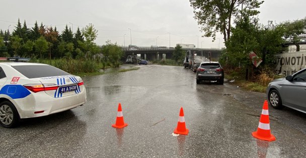Alt geçidi su bastı, polis kontrollü geçişleri sağladı