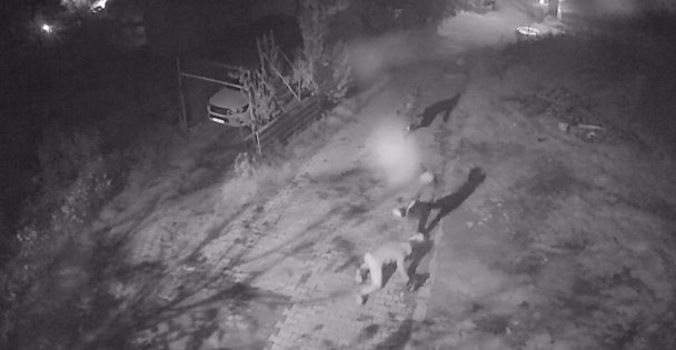 Altın çantasıyla evine girmek isteyen yaşlı adam gasbedildi: Dehşet anları kamerada