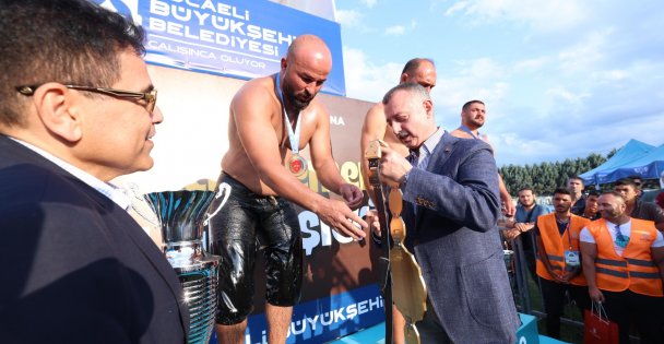 Altın kemeri Büyükakın takdim etti