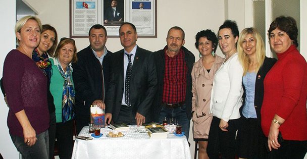 Altun kitaplarını imzaladı