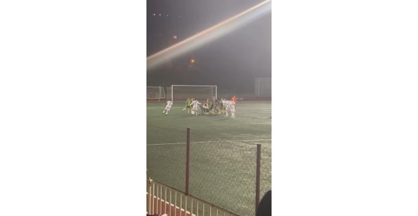 Amatör maçta futbolcular tekme tokat birbirine girdi
