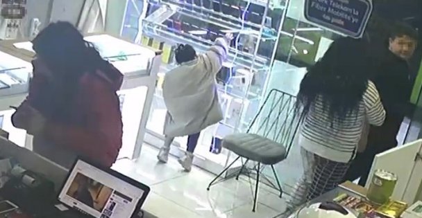 Anne ve kızı satıcıyı oyaladı, oğlu ve küçük kızı ise telefonları çaldı