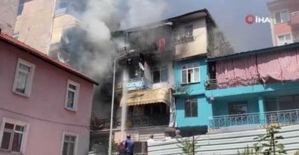 Apartman çatısı alevlere teslim oldu