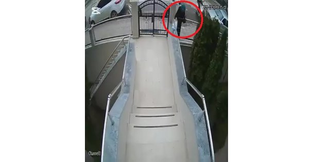 Apartmanın önüne bırakılan ampulleri önce inceledi sonra çaldı