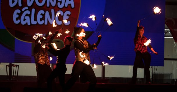 Ateş gösterisi izleyenleri büyüledi