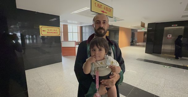 Avukat Baba Duruşmalara Kucağında Bebeğiyle Girdi