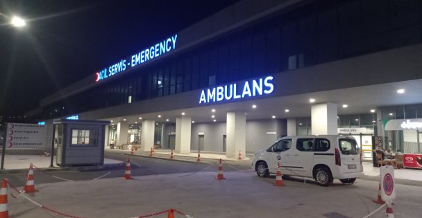 Babasına sinirlendi, minibüsü yaktı