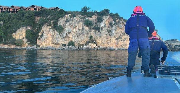 Balık tutarken kayalıklardan denize düşen genç yaralandı