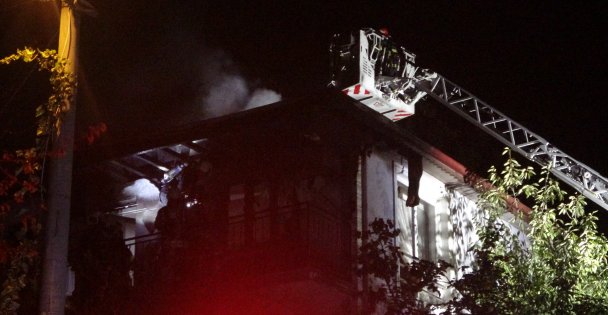 Balkonda çıkan yangın çatıya sıçradı