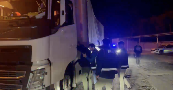 Balyaların arasından binlerce kaçak sigara çıktı