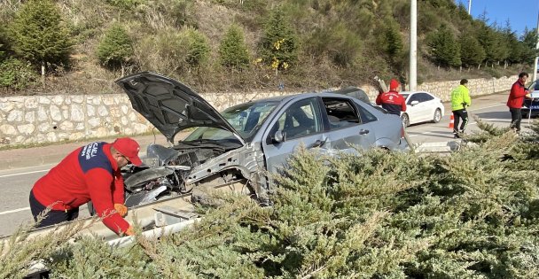 Bariyer otomobilin içinden geçti