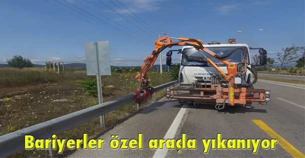 Bariyerler özel araçla yıkanıyor