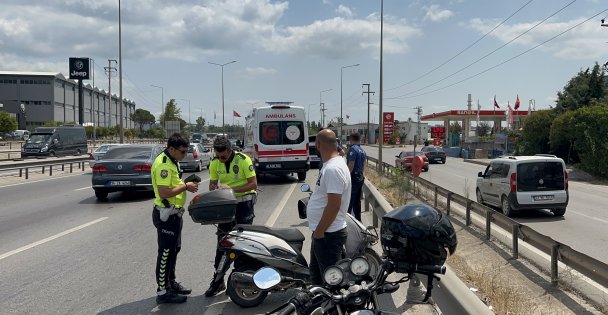 Bariyerlere Çarpan Motosikletin Sürücüsü Ölümden Döndü