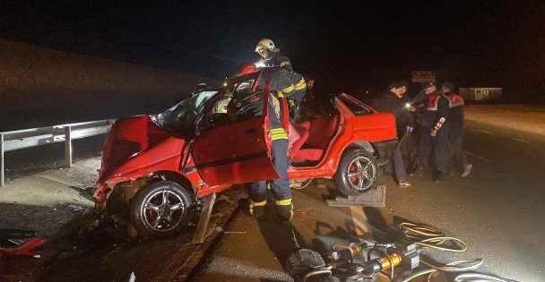 Bariyerlere giren otomobil, iki kişiye mezar oldu