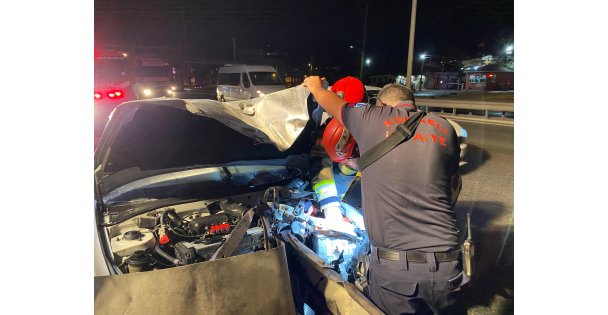 Bariyerlere saplanan otomobilden burnu kanamadan çıktı
