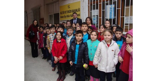 Başbakan kitap ve kütüphane sesine kulak vermeli