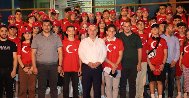 Başkan Bıyık, gençleri Ömer Halisdemir'e uğurladı
