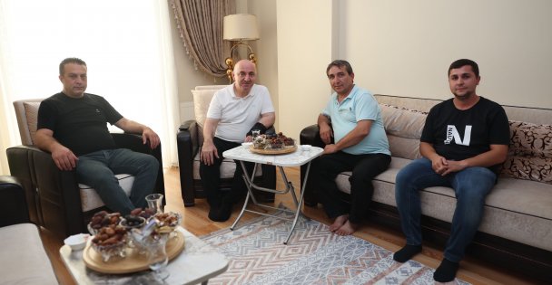 Başkan Bıyık'tan Hacdan dönen Darıcalılara hayırlı olsun ziyareti