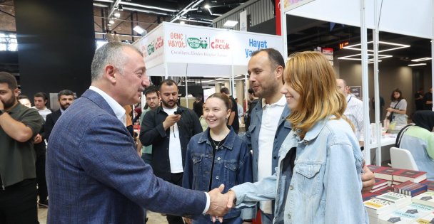 Başkan Büyükakın fuarı gezdi kitap severler ile sohbet etti