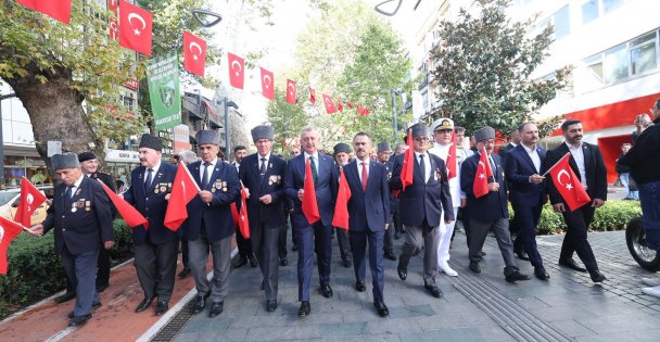 Başkan Büyükakın gazilerle omuz omuza yürüdü