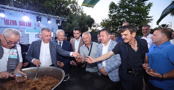 Başkan Büyükakın, kazanı açtı, ilk helvaları dağıttı