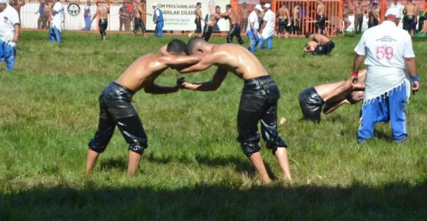 Başkan Hürriyet, Kırkpınar'da kenti temsil eden pehlivanları tebrik etti