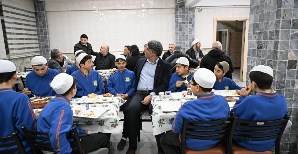 BAŞKAN KOCAMAN, KUR'AN KURSU ÖĞRENCİLERİYLE İFTAR YAPTI
