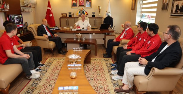 BAŞKAN MUZAFFER BIYIK, TEKNOFEST'TE ÜÇÜNCÜ OLAN DARICALI GENÇLERİ AĞIRLADI