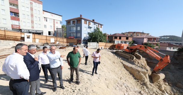 Başkan Ömeroğlu Kent Meydanı Çalışmalarını İnceledi