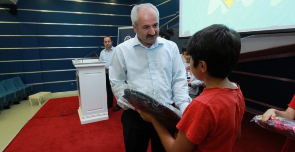 Başkan'dan çocuklara okul hediyesi
